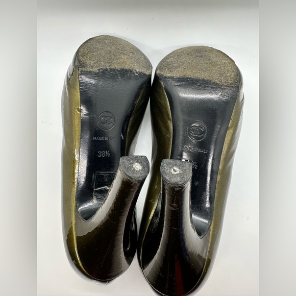 CHANEL Patent Leather Green Pumps, • Interlocking CC Logo. Size 38.5 (US 8.5) - Picture 9 of 9